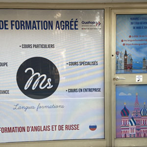 infographiste creation de vitrine de magasin